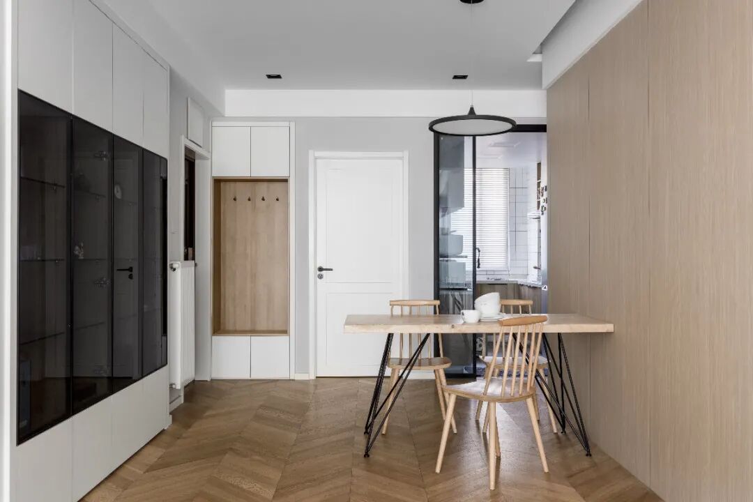 颜值即正义！132㎡整体空间以现代简约风格的设计基调，简洁素雅的空间设计，营造出一种朴素自然的居住氛围感