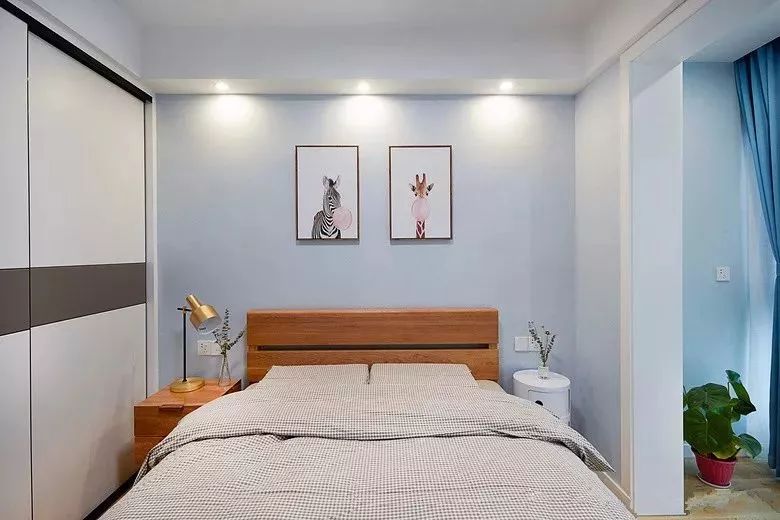 简简单单的木地板卧室，睡得舒舒服服