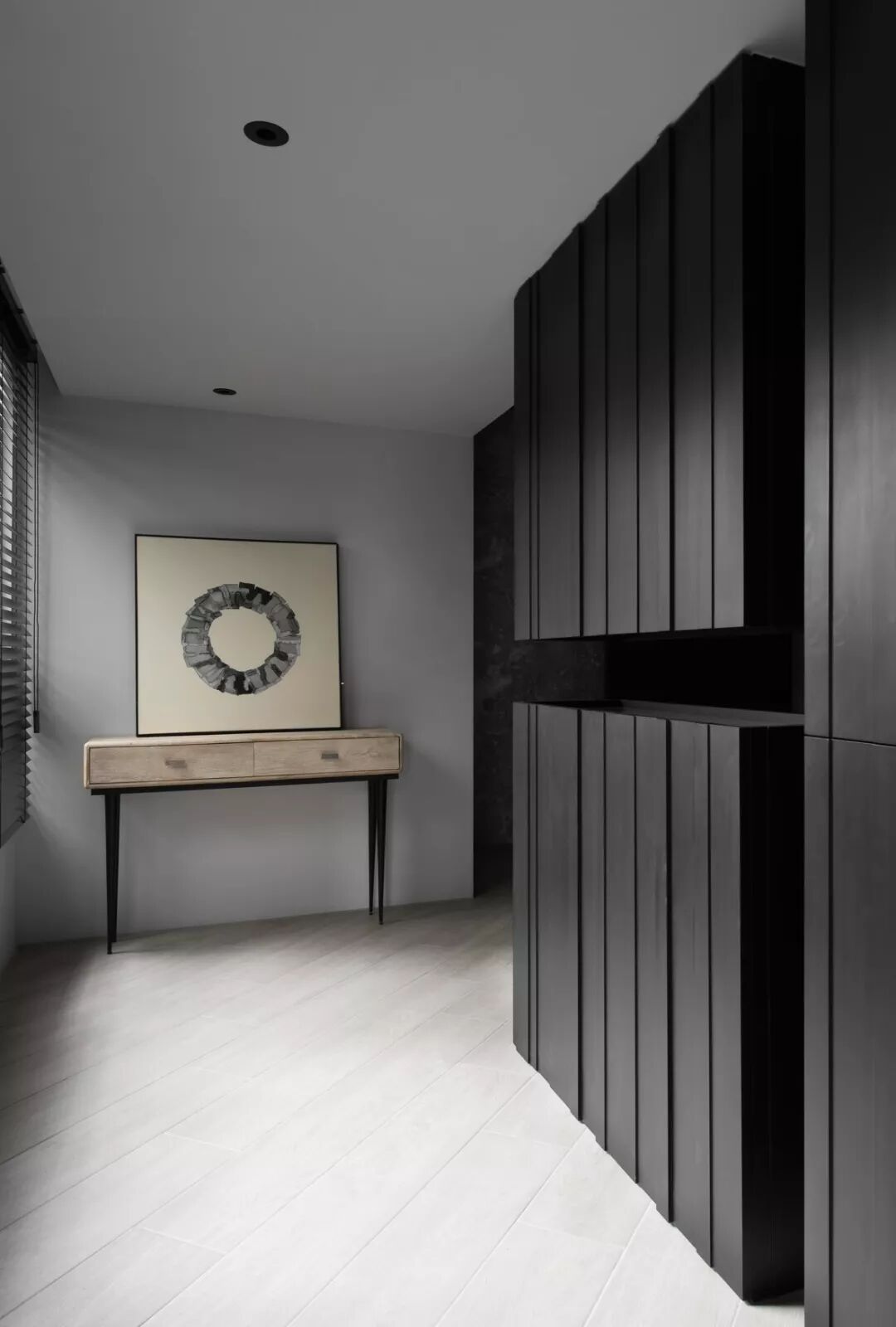 以现代高级黑为主调，使成熟的庄重感弥漫整个房子！