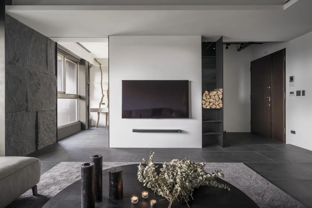 200㎡极简大平层，在空间加入比较多的原木质感元素，营造出一种别样优雅而舒适高级的居住氛围。