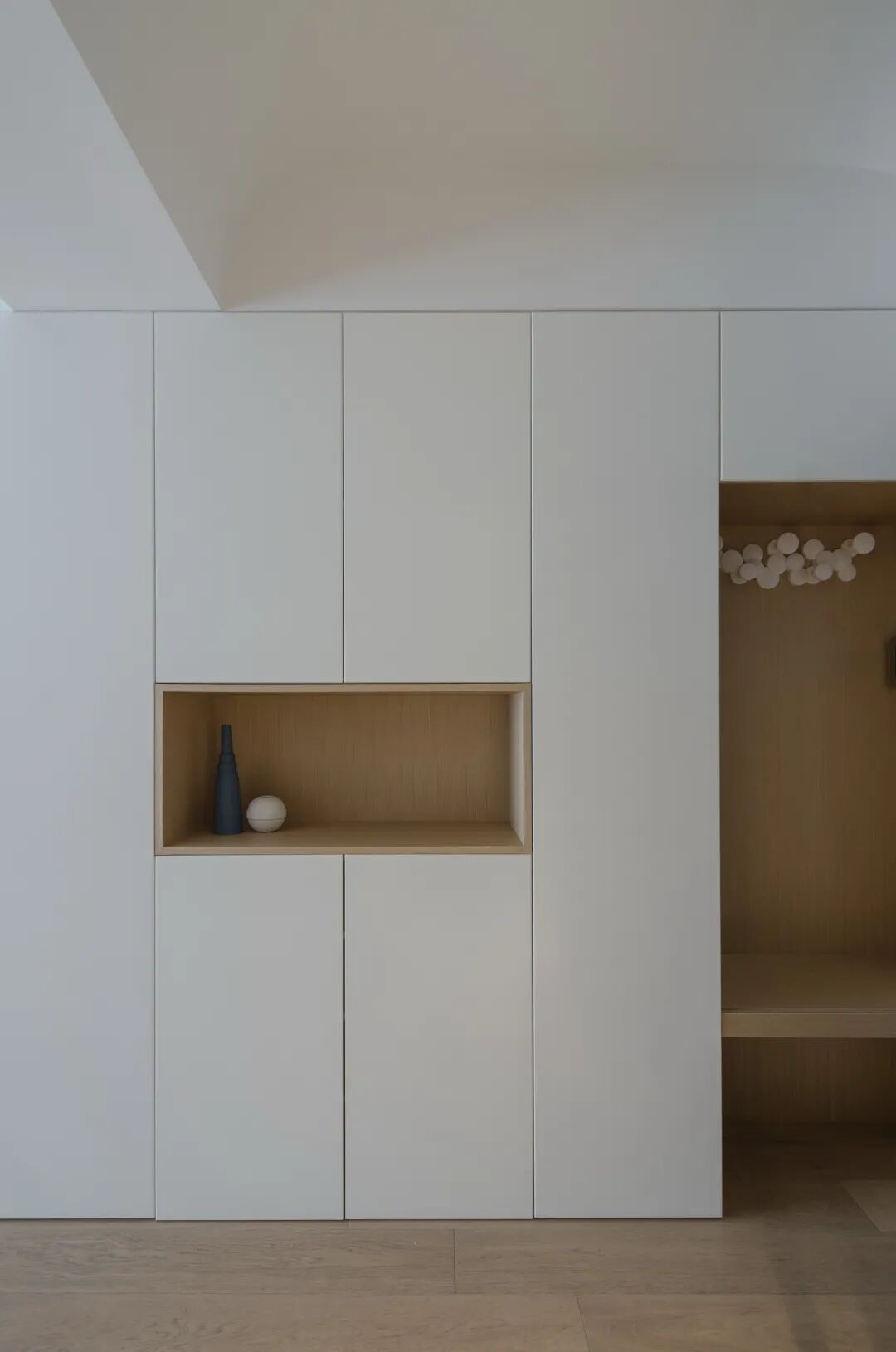 75㎡现代简约装修，在木色与白色的柜体搭配下，充满轻松与舒适！