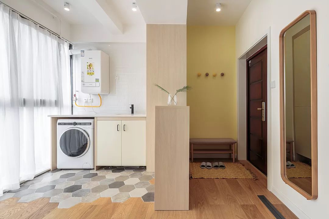 106平的原木风二居室，玄关改成洗衣房，房子不大却温馨！