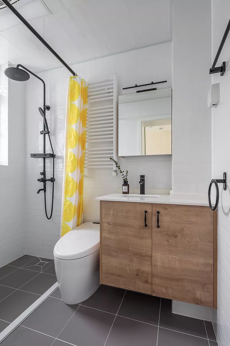 106平的原木风二居室，玄关改成洗衣房，房子不大却温馨！