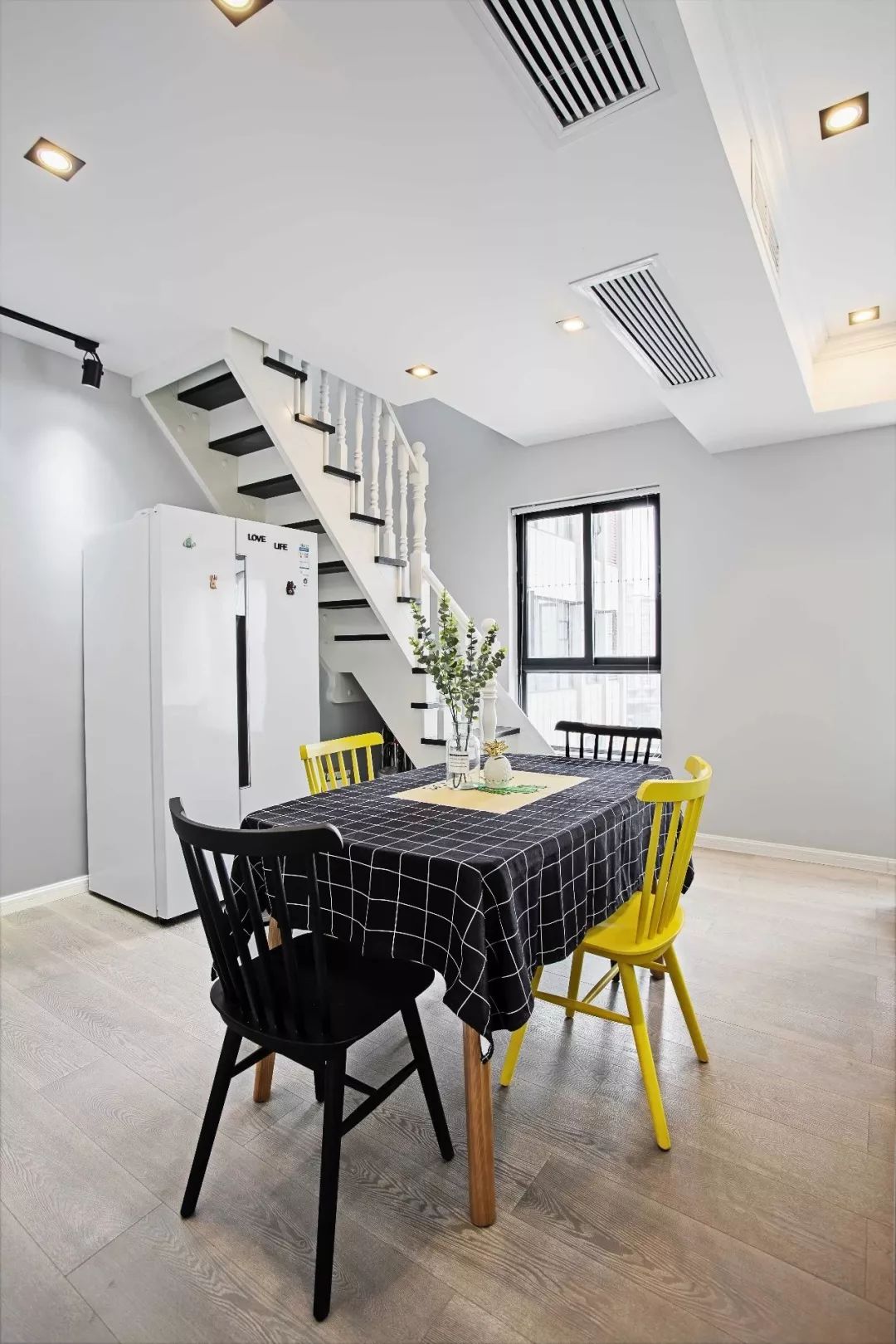 110平的北歐風復式三居室，簡潔大方又不缺清新感 家居 第4張