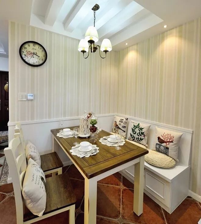 小户型餐厅的面积不大，那就做个实用的卡座椅吧