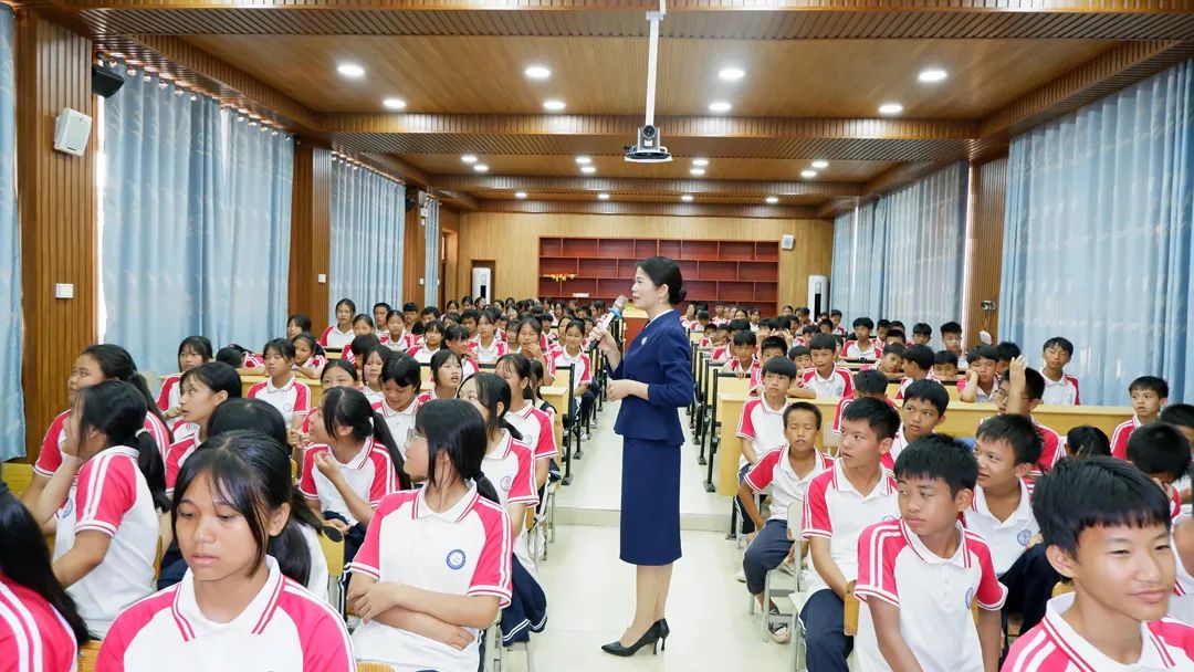 提高学生的文明礼仪水平,扶绥县东罗镇初级中学特邀请东方礼学堂