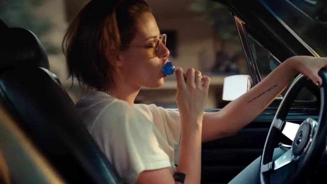 mv 中她开着一辆宝蓝色的福特野马,口中舔食着宝蓝色的棒棒糖,简妆