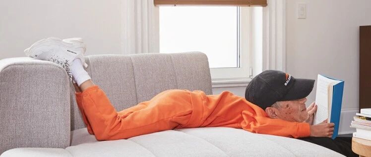 打败年轻人的不是天真，而是巴黎世家