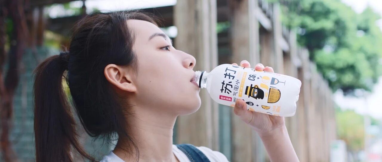 打造新品护城河，农夫山泉「白描化」营销出圈