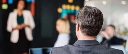 领导说“辛苦了”该怎么回？低情商才说不辛苦！