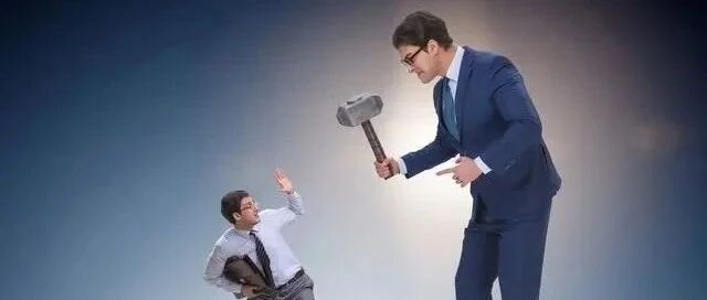 跟领导关系再近也不要聊的3个话题，别把一手好牌打成稀烂