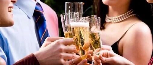 单位有两个员工，一个经常请领导吃饭工作效率低，一个不请领导吃饭却效率高，领导会喜欢谁？