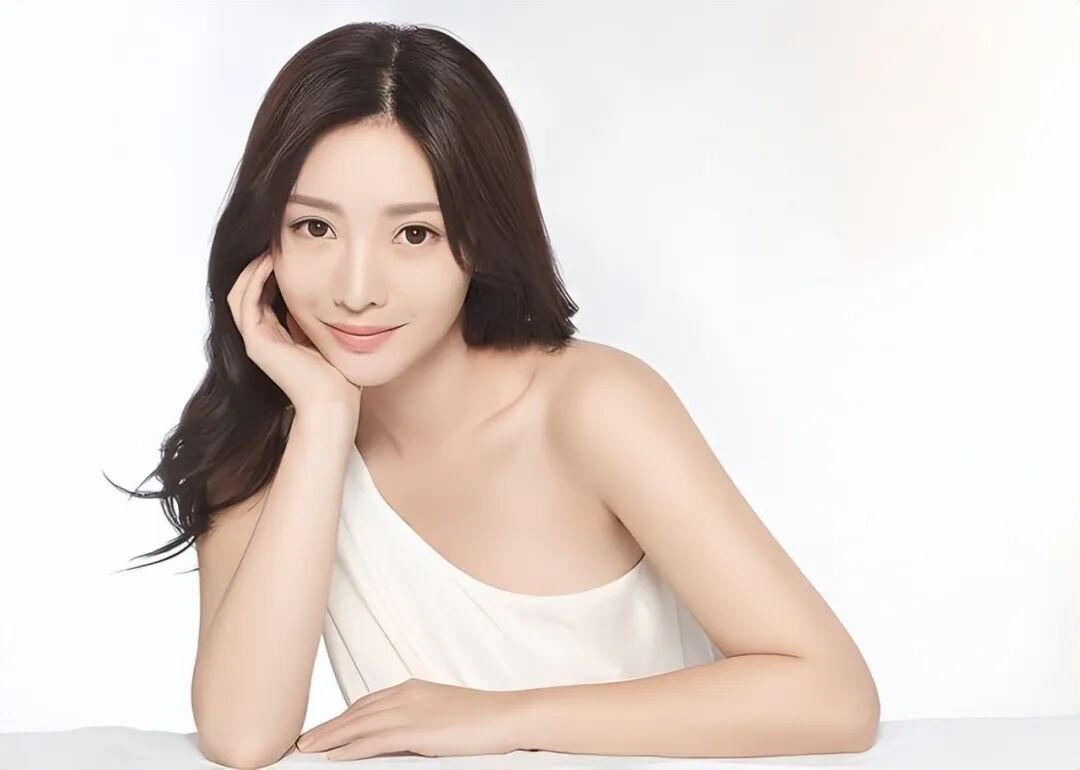 42岁的主持人柳岩她成为继刘涛之后第二位从广东走出的明星