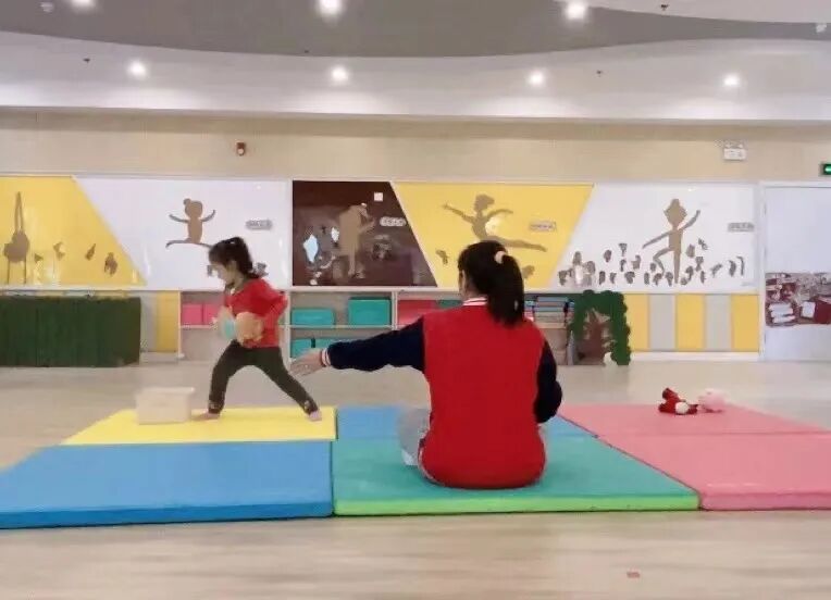 【幸福的陪伴时光】之快乐体操系列——亲子游戏“螃蟹运动会”