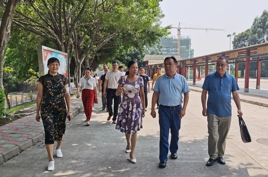 林健首先详细听取了狮城中学校长刘丽婵关于开学后疫情防控措施,初一