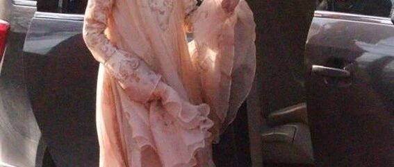 周冬雨走红毯,刚下车裙子就被卡住了,本人直接蹲下扯裙子好可爱