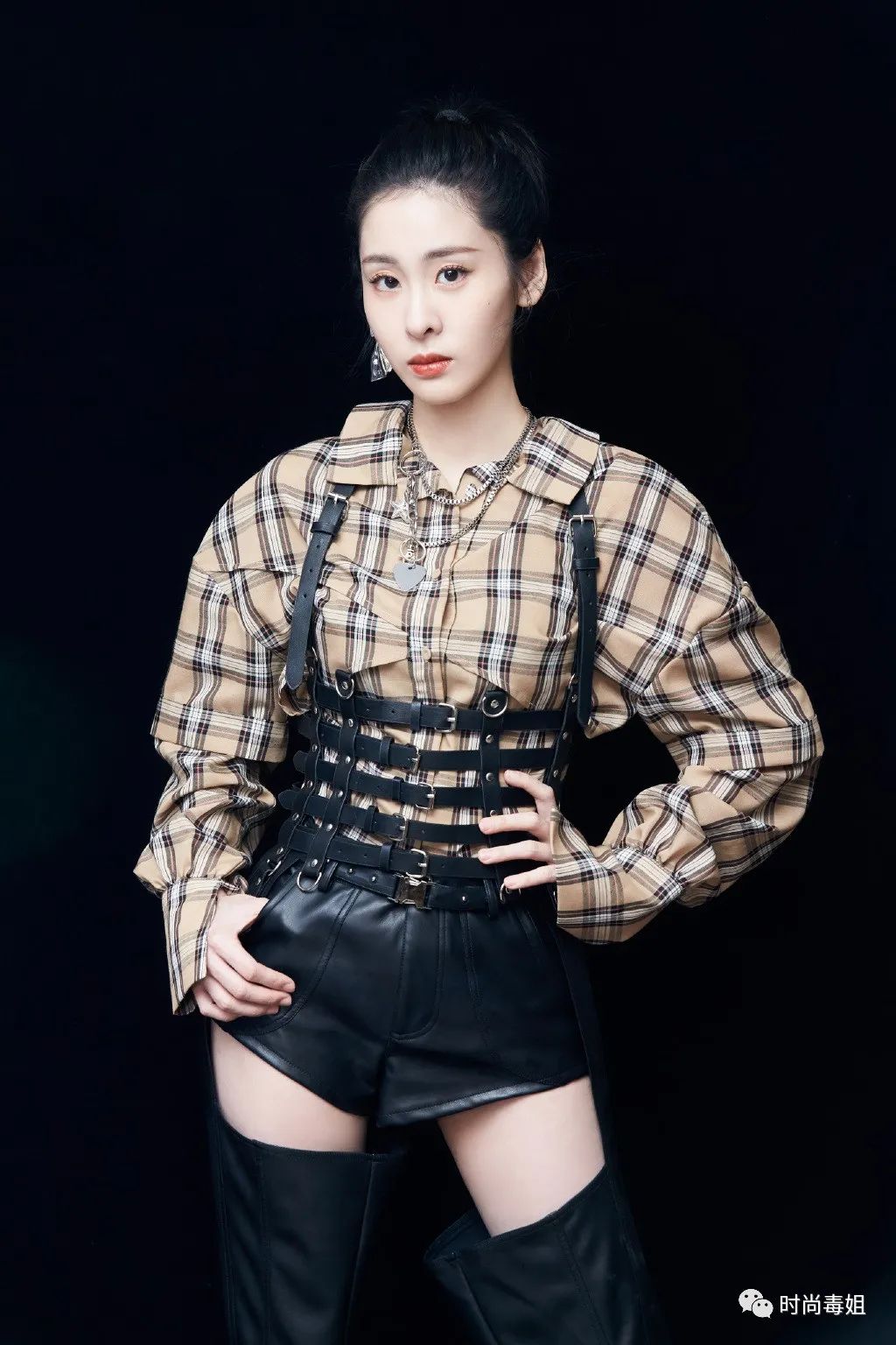 张碧晨真是“豪放不羁”,穿开衫牛仔裤超接地气,唯有鞋子成亮点-微信头条网 张碧晨真是“豪放不羁”,穿开衫牛仔裤超接地气,唯有鞋子成亮点