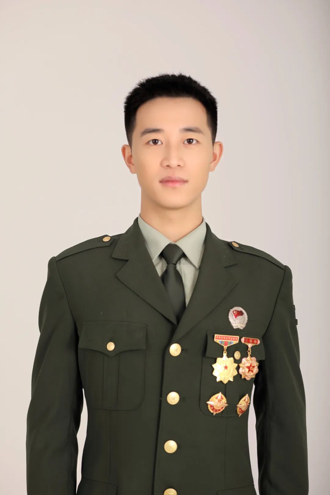 篇章以青春之心,青春之行他将热血挥洒在青春的伟大实践中脱下军装