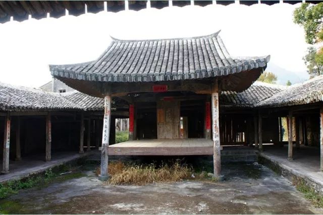 上泽宋代古村落现还留有砖石建筑120座270间,总建筑面积2万平方米.