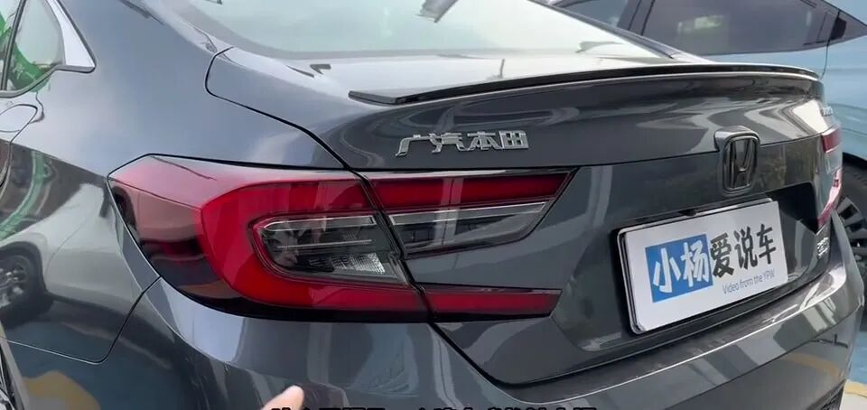 全LED尾灯，流水式的转向灯