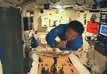 刷牙有多重要？ 到了太空就知道