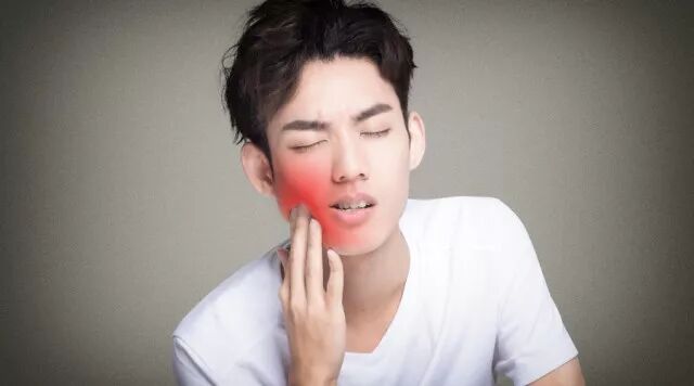 牙龈红肿疼痛应该怎么办？