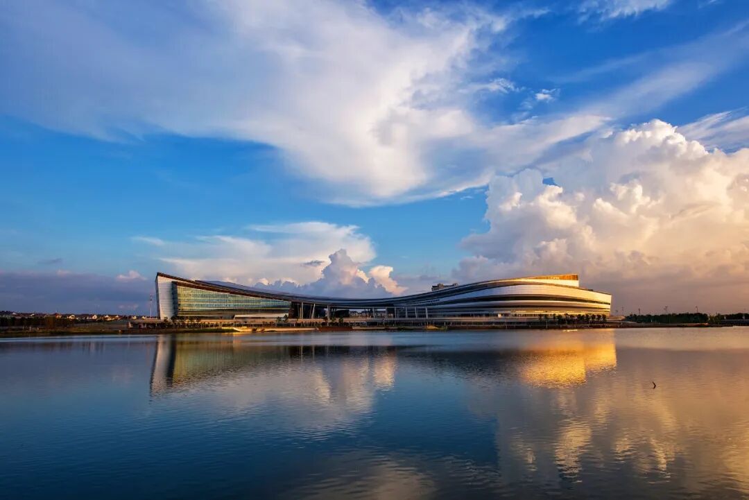 欣欣向荣的新青年城市