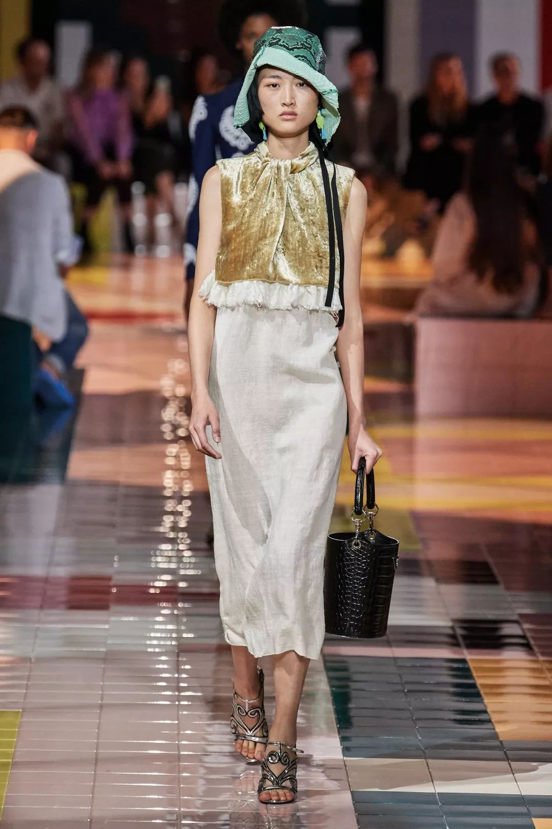 2020春夏米蘭時裝周 | Gucci秀場傳送「病號服」 天後J.Lo重現經典綠裙 家居 第17張
