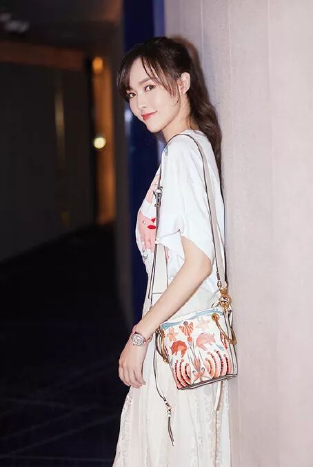 藝周爆米花頒獎禮 | 趙薇周迅登封鬥艷 宋茜紅衣殺唐嫣佟麗婭撞衫PK 時尚 第44張