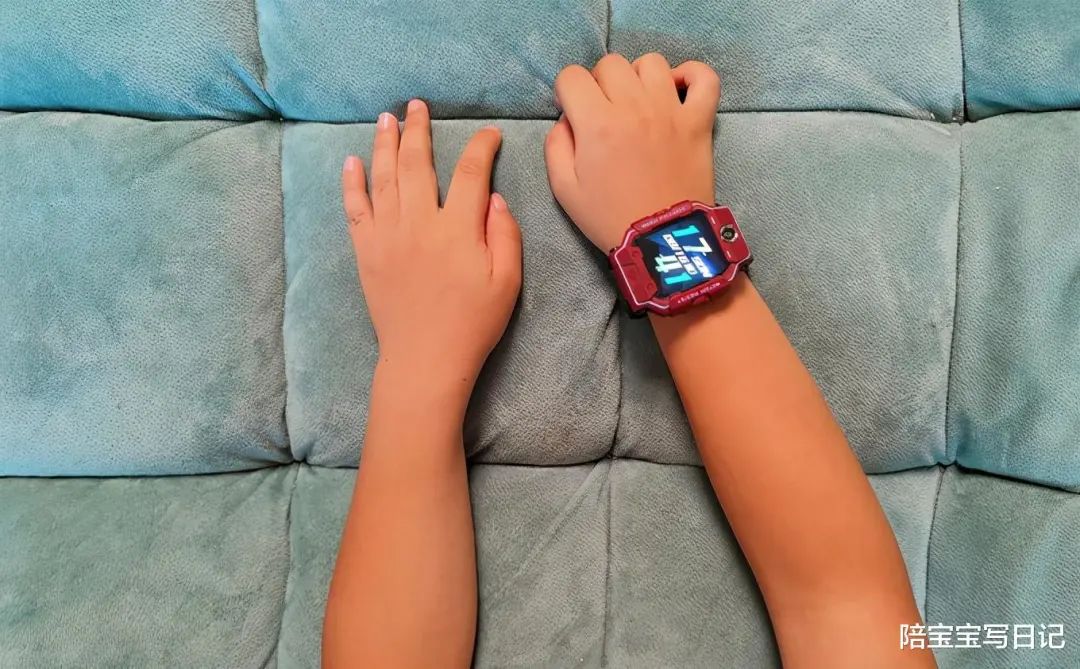 孩子戴手表_孩子佩戴电话手表好吗_专家不建议小孩戴电话手表