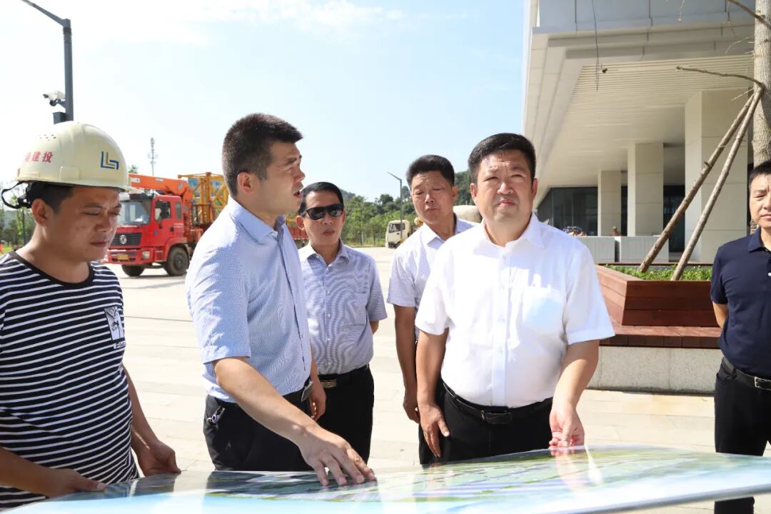 8月17日,辽宁省北票市市委常委,副市长,开发区常务副主任杨春柏率队来