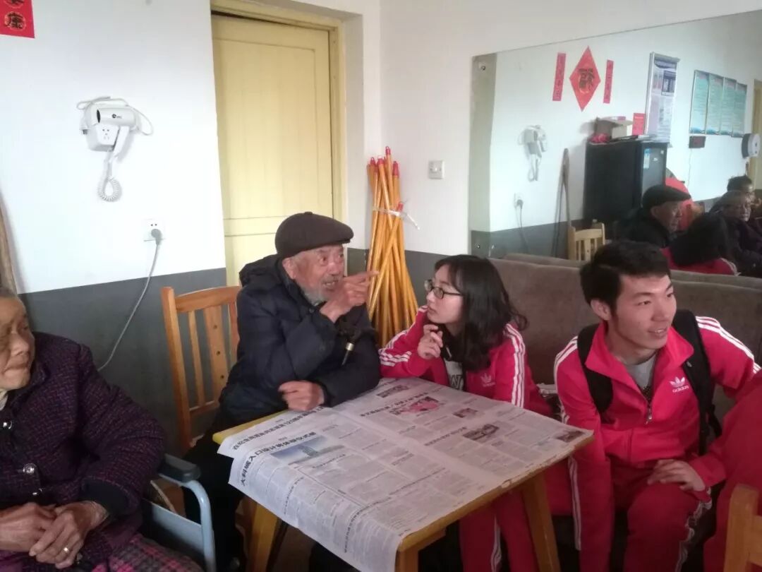 学生跟养老院老人交谈