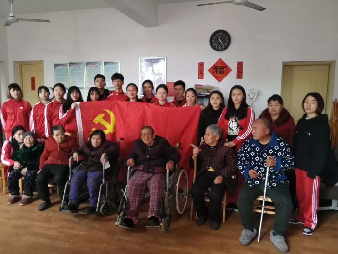 学生会党员代表与养老院老人合影