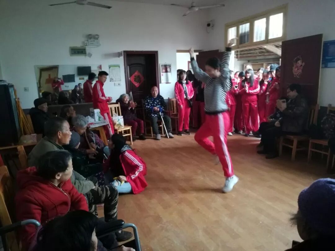 学生为养老院老人表演节目