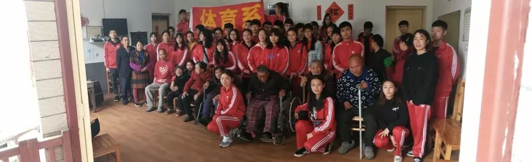 志愿者与养老院老人合影