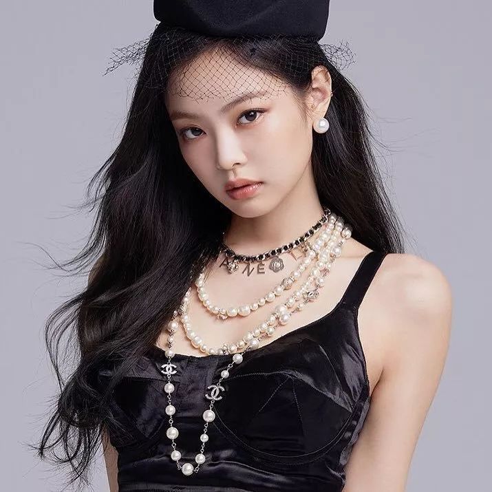 奶萌Jennie鬼屋大哭，RM收視率爆表，同樣顏好氣質佳的粉墨Jisoo和Rosé韓系穿搭借鑒一下！ 時尚 第6張