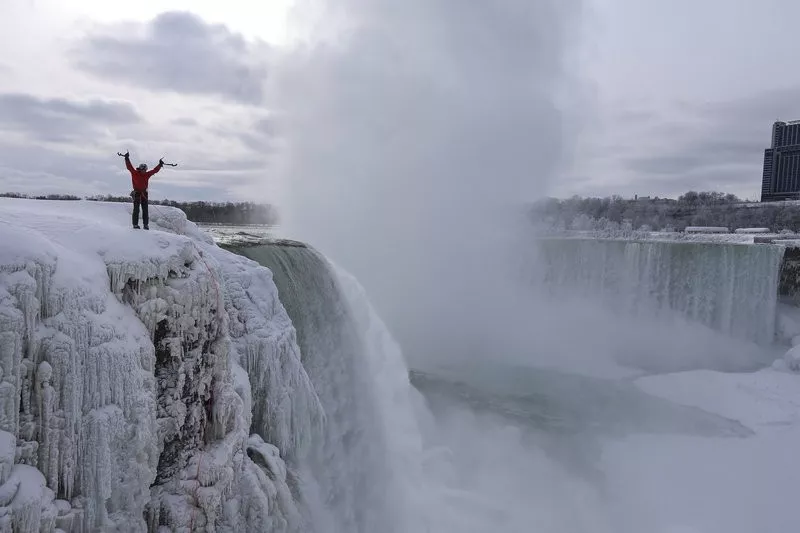 美哭了！尼亚加拉瀑布用现实版《冰雪奇缘》给我们欢送2017！