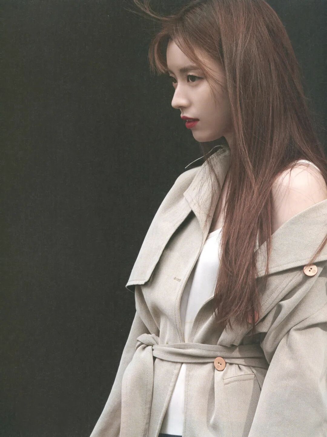 平时的发型都很随意,慵懒,与妆容融合后,烘托出很浓的氛围感.