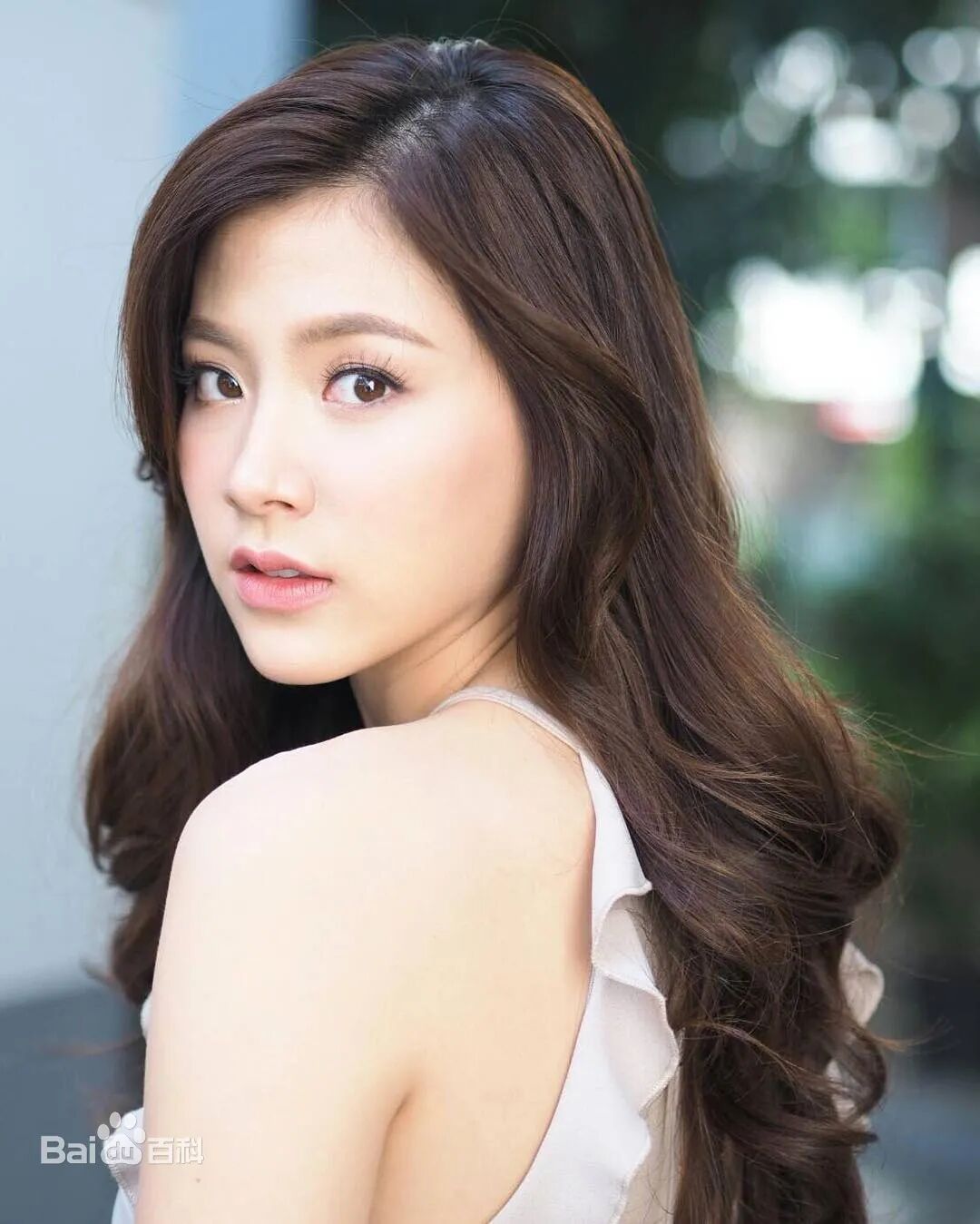 就像mai,"小水"平采娜等,都是和欧洲或华人的混血:▼经常追泰剧的小