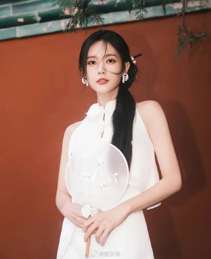 新中式的眉是介于柳叶眉和远