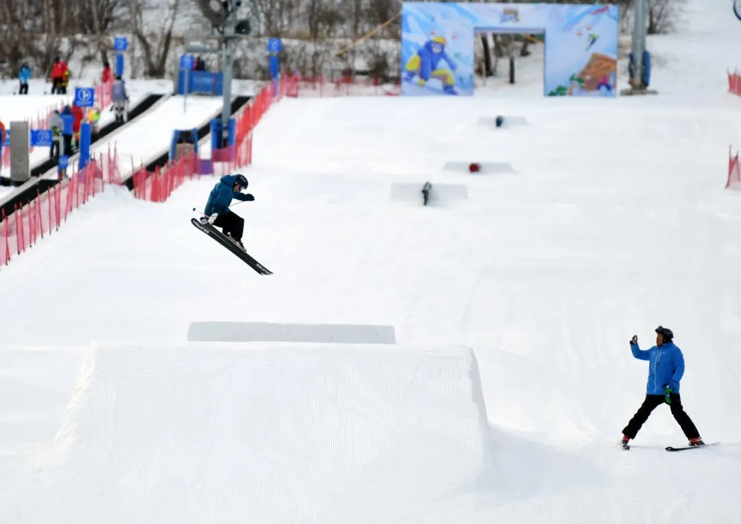为什么长得美的、帅的,最近都穿着FENDI玩滑雪?!-微信头条网 为什么长得美的、帅的,最近都穿着FENDI玩滑雪?!