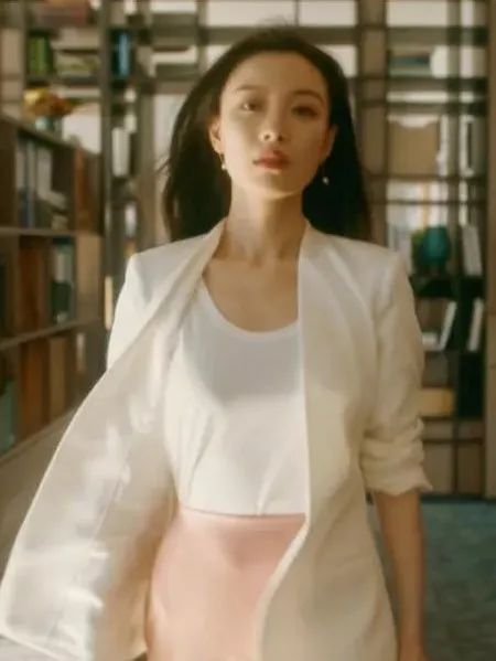会搞事业的女人，衣橱也跟着开挂！