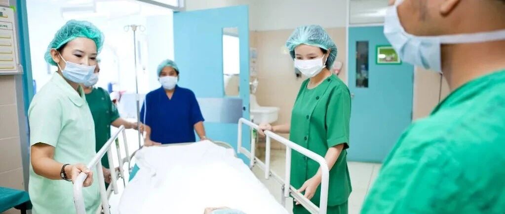 属于母爱的独特方式：为了让女儿能够生育，妈妈献出了子宫