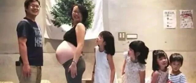 80后夫妻家庭条件普通，却在10年间生6孩，原因让人无法拒绝