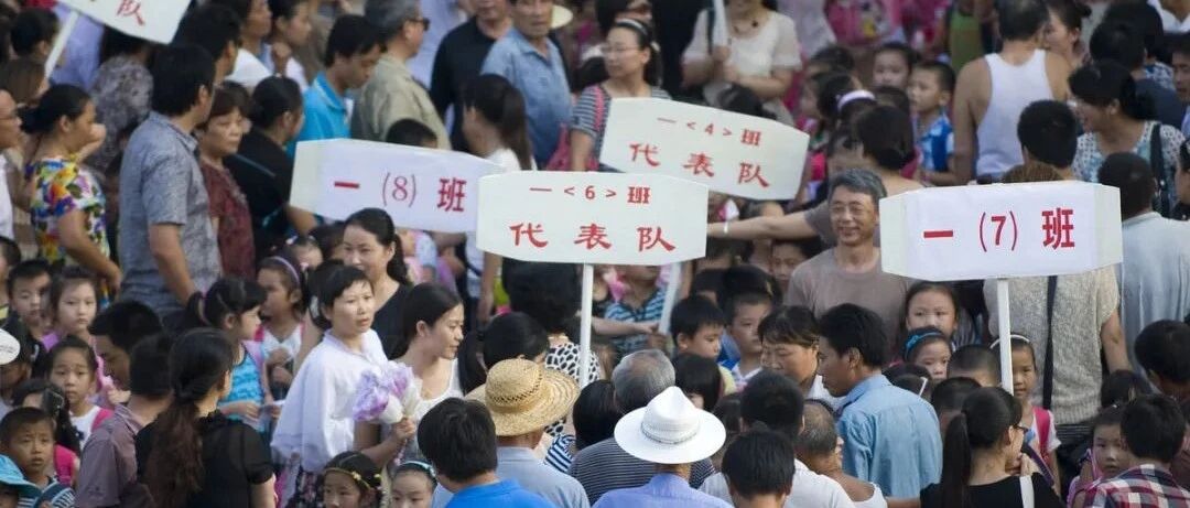 娃上幼儿园后，宝妈找不来合适工作？老人不误带娃月赚8000，值得借鉴