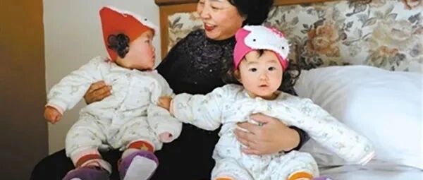11年前，以60岁高龄生双胞胎的母亲，如今为孩子存了700万