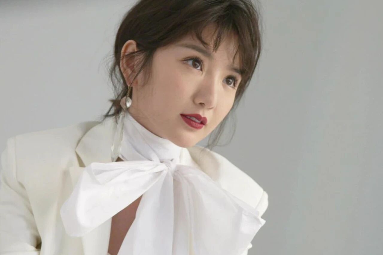 单亲家庭长大的毛晓彤，凭什么活成女王？看看她妈妈就知道了