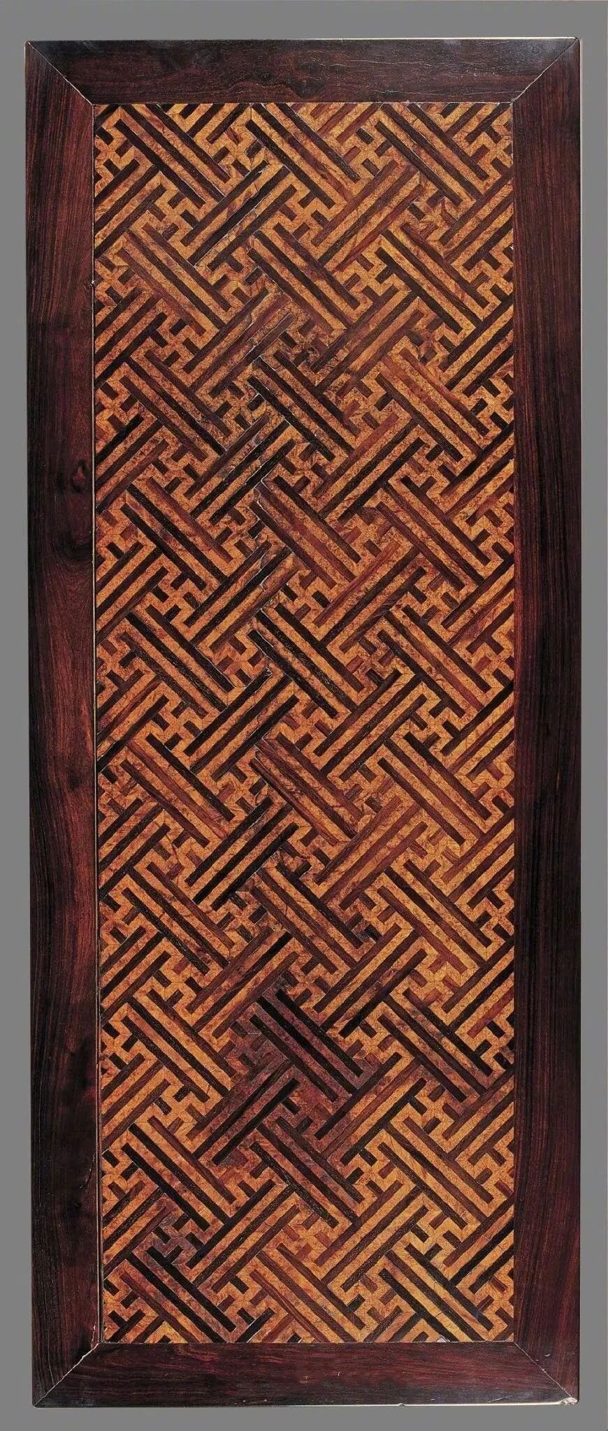 清雍正 紫檀万字锦地纹拼面画桌明式家具的造物者出于对树木的尊重,在