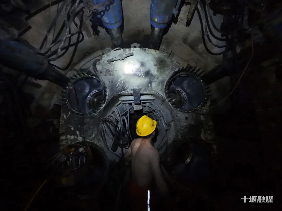 穿六山筑水脉 十堰超级工程隧洞贯通 "钢铁巨龙"隐山腹