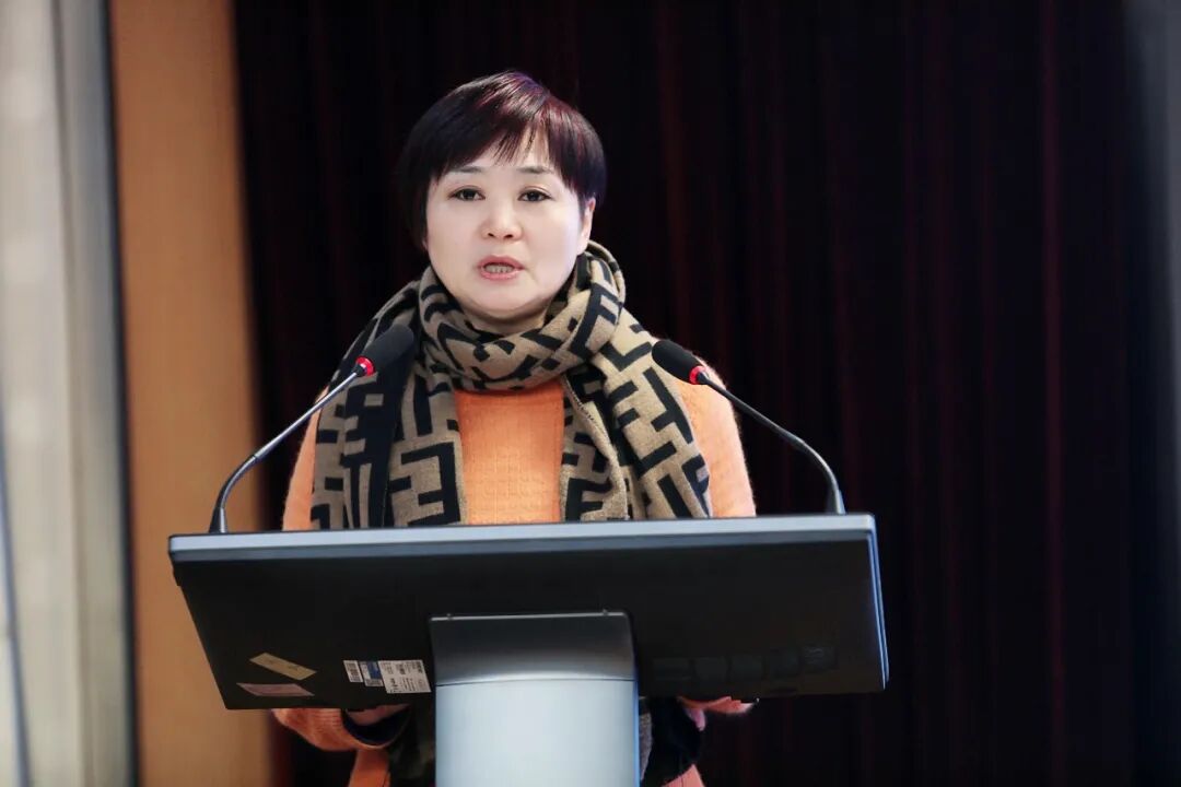 数学教研组长—汤志文老师语文教研组长—朱洁茹老师首先,七位教研